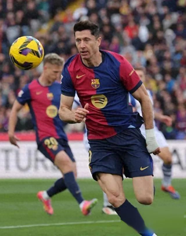 爱游戏app-巴萨门将高接低挡，力保球门不失(巴萨门将高接低挡,力保球门不失灵)