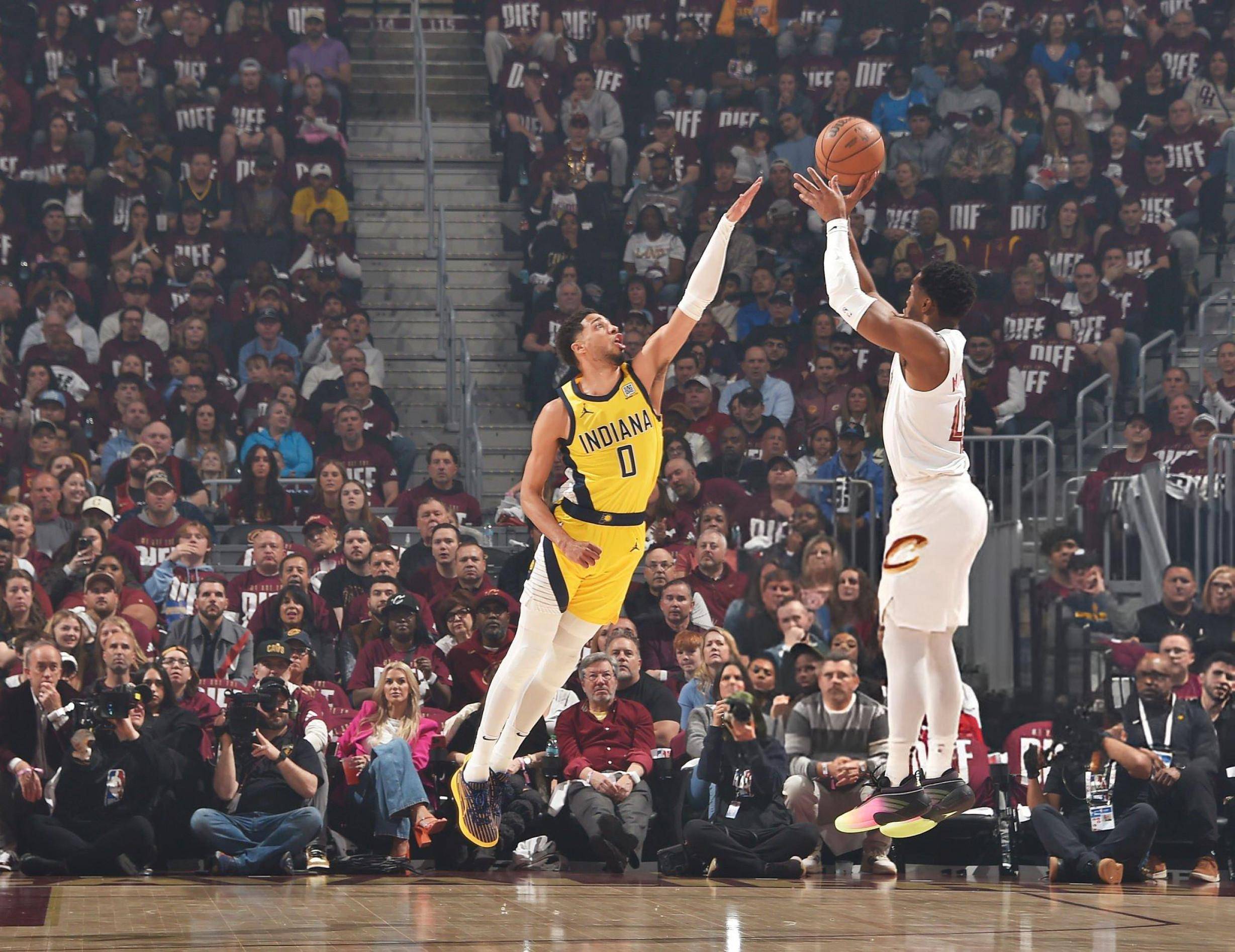 爱游戏官网-步行者主场力克黄蜂，特纳表现抢眼(27分血洗!步行者淘汰黄蜂 将争东部第8)