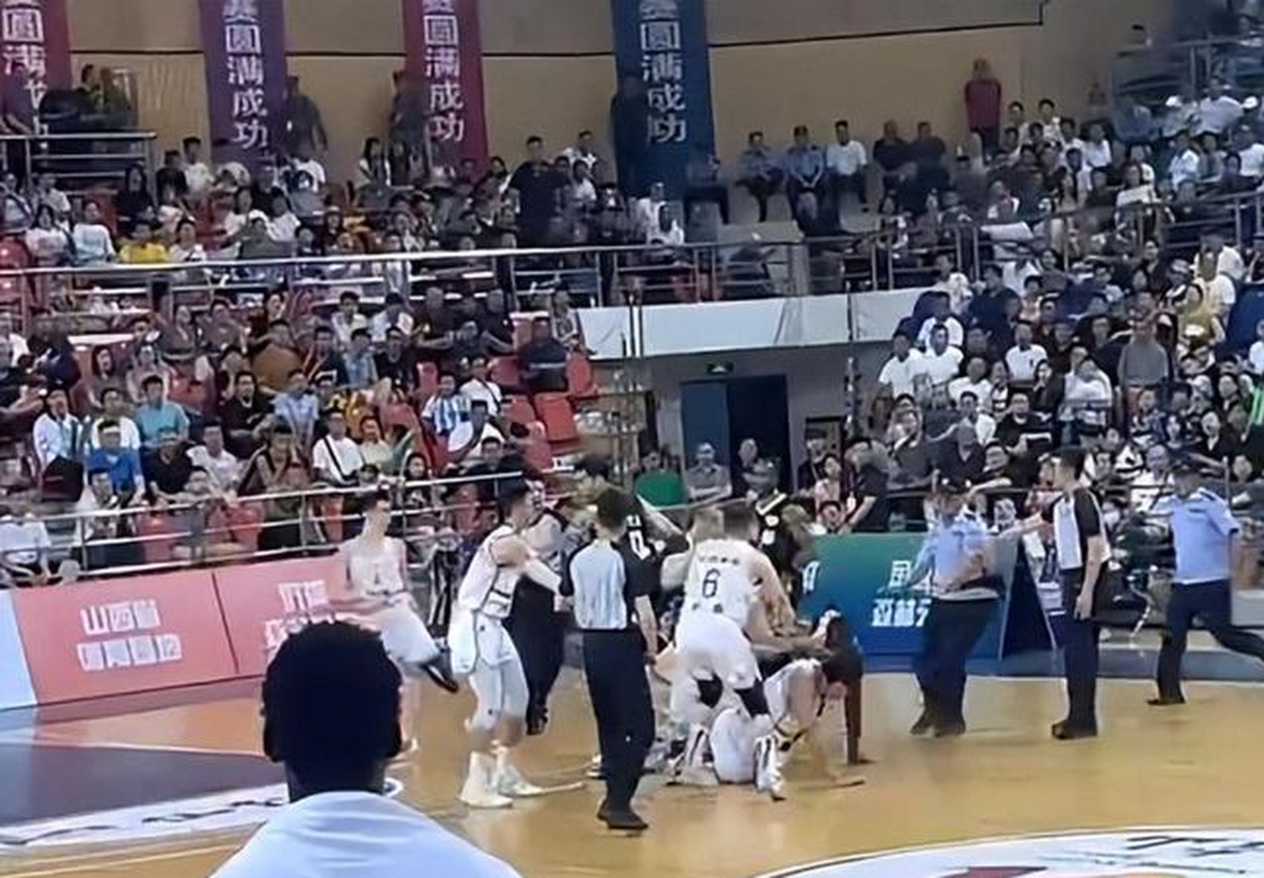 爱游戏官网-武汉队在激烈对抗中表现出色，擒敌取胜(武汉队在激烈对抗中表现出色,擒敌取胜的是谁)