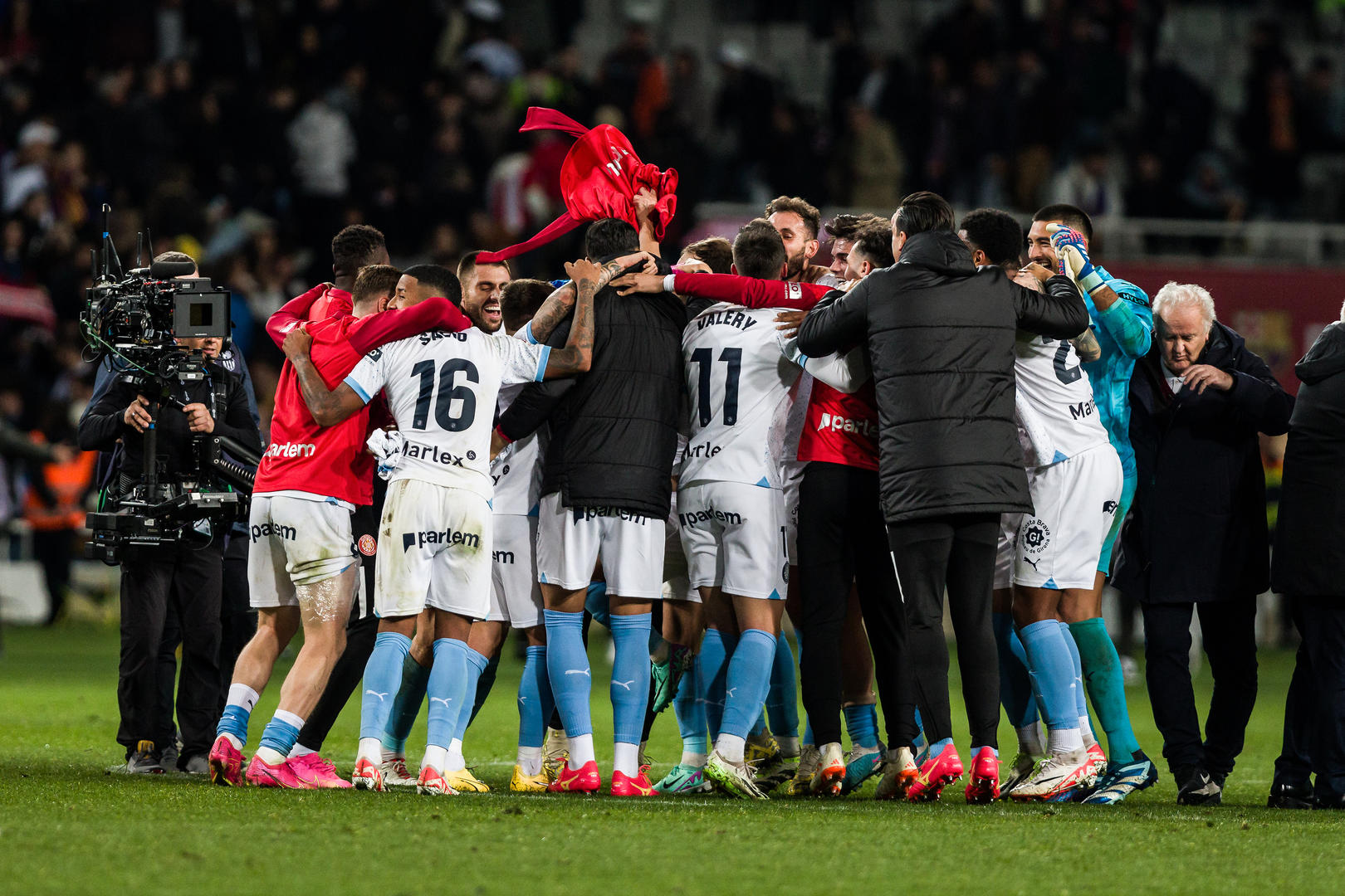 爱游戏体育网站-正在进行的足球大赛备受瞩目，球迷热情高涨