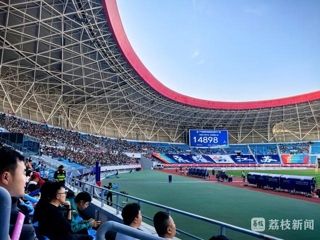 正在进行的足球大赛备受瞩目,球迷热情高涨 正在进行的足球大赛备受瞩目,球迷热情高涨