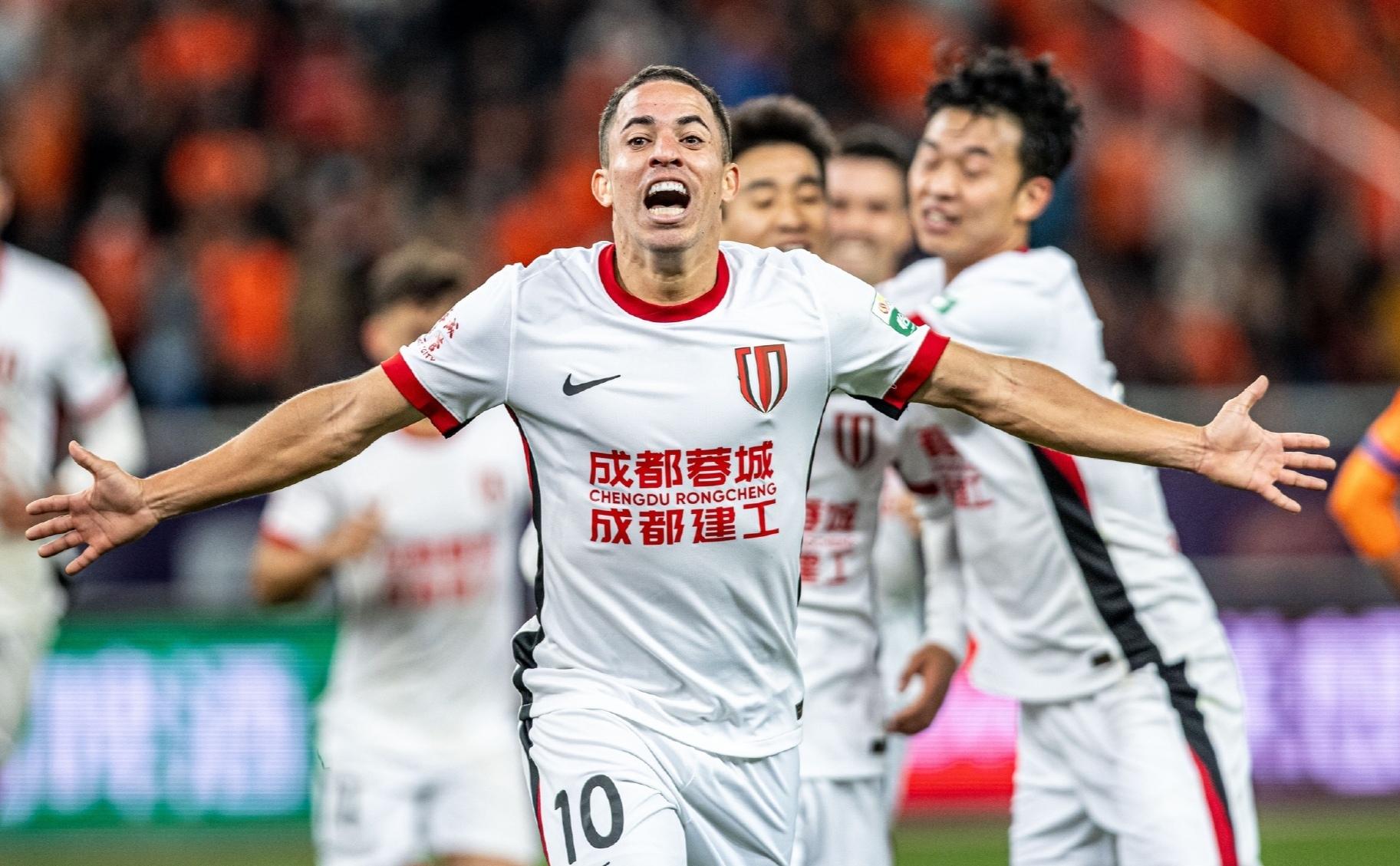 爱游戏体育网站-比赛中有惊无险，球队奋力拼搏