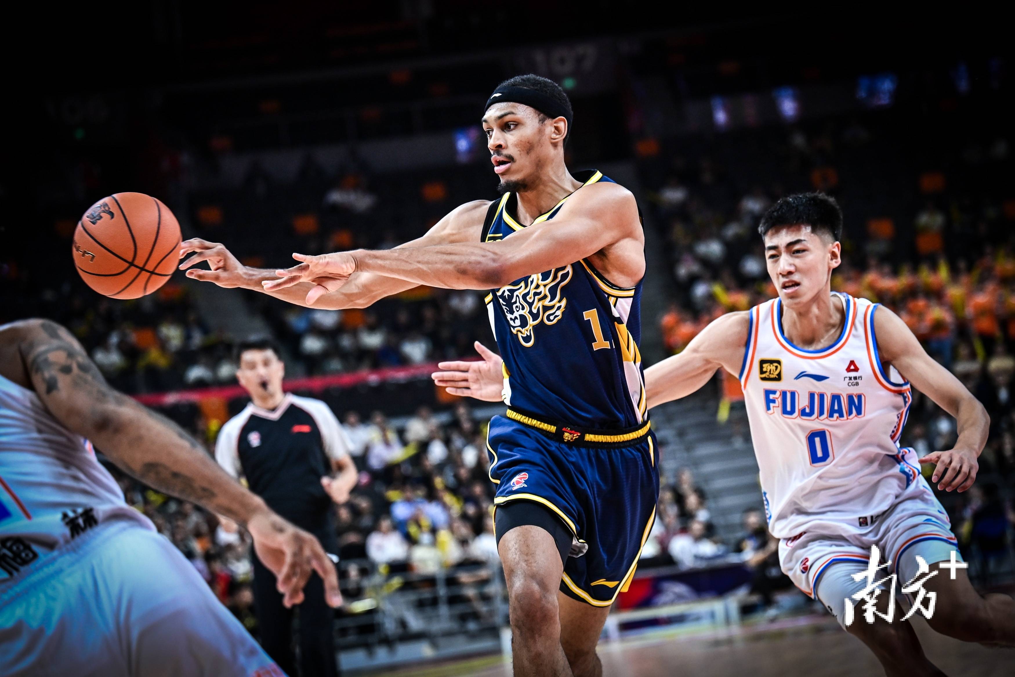 山东队客场力克福建男篮,豪取三连胜 山东队客场力克福建男篮,豪取三连胜