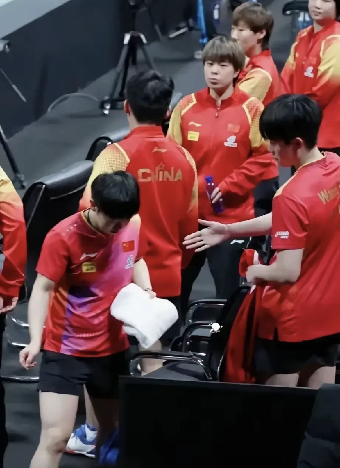 爱游戏网页版入口-包含紧张刺激！赛场上演壮观对决，火花四溅的词条