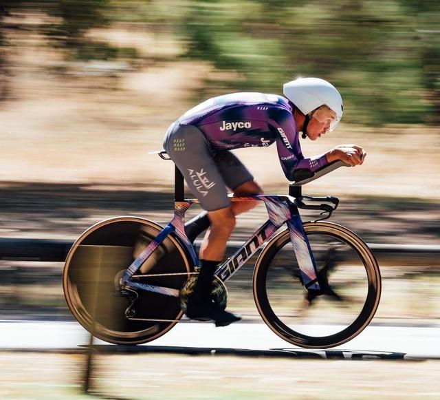 澳大利亚运动员在自行车比赛中突围获奖