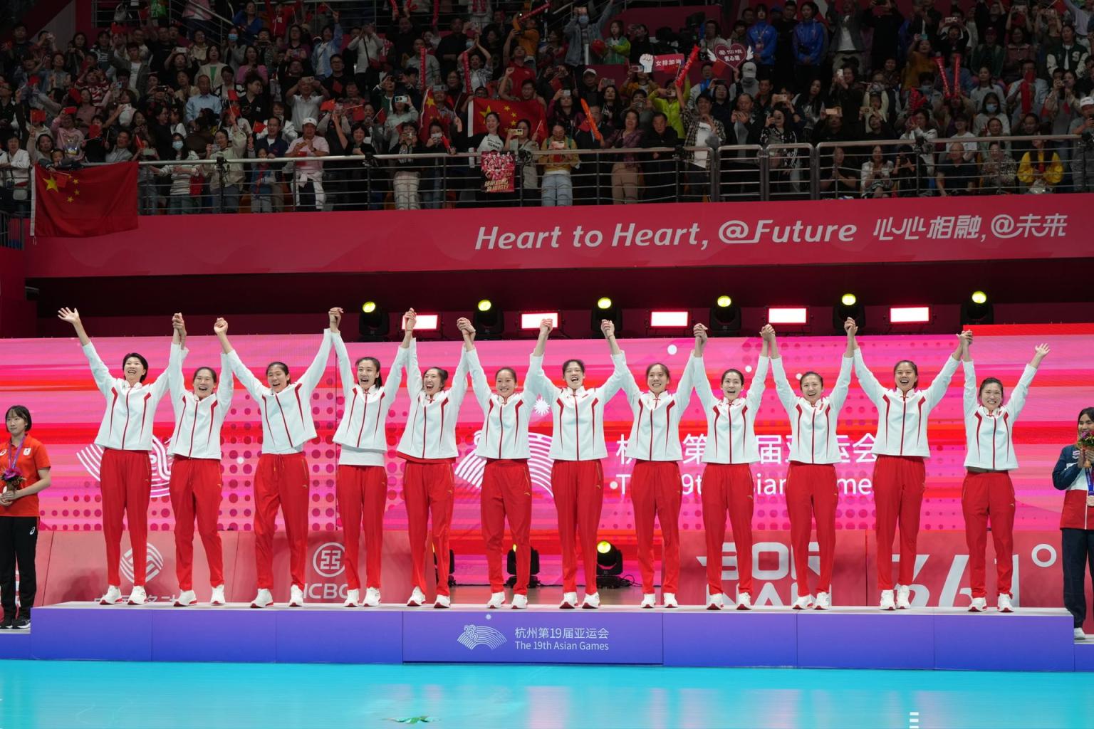 爱游戏-泰国运动员登上排球比赛领奖台