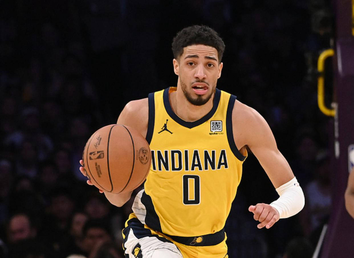 爱游戏体育直播-湖人再次战胜步行者，展现强大实力