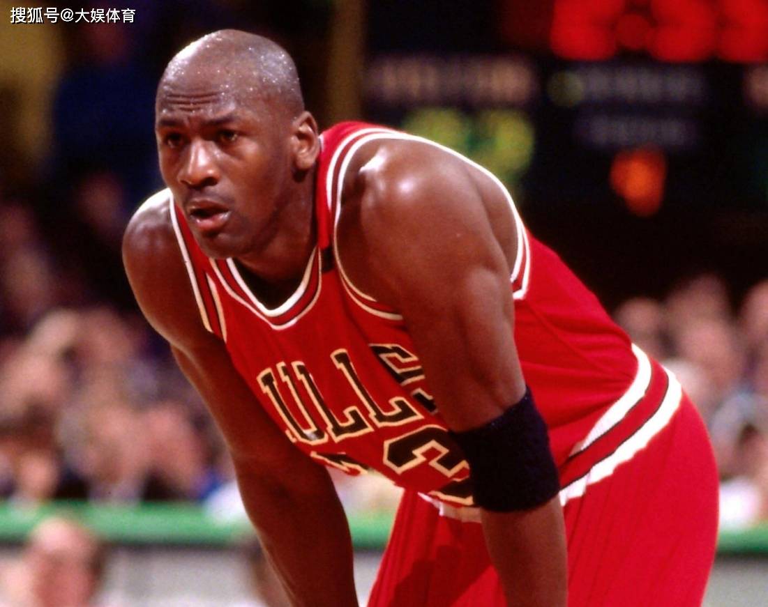 爱游戏app-篮球明星展现顶尖状态，领先球队走向胜利