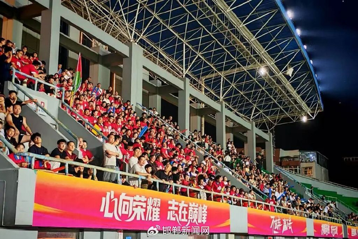 观众尖叫声不断,球队表现出色 观众尖叫声不断,球队表现出色