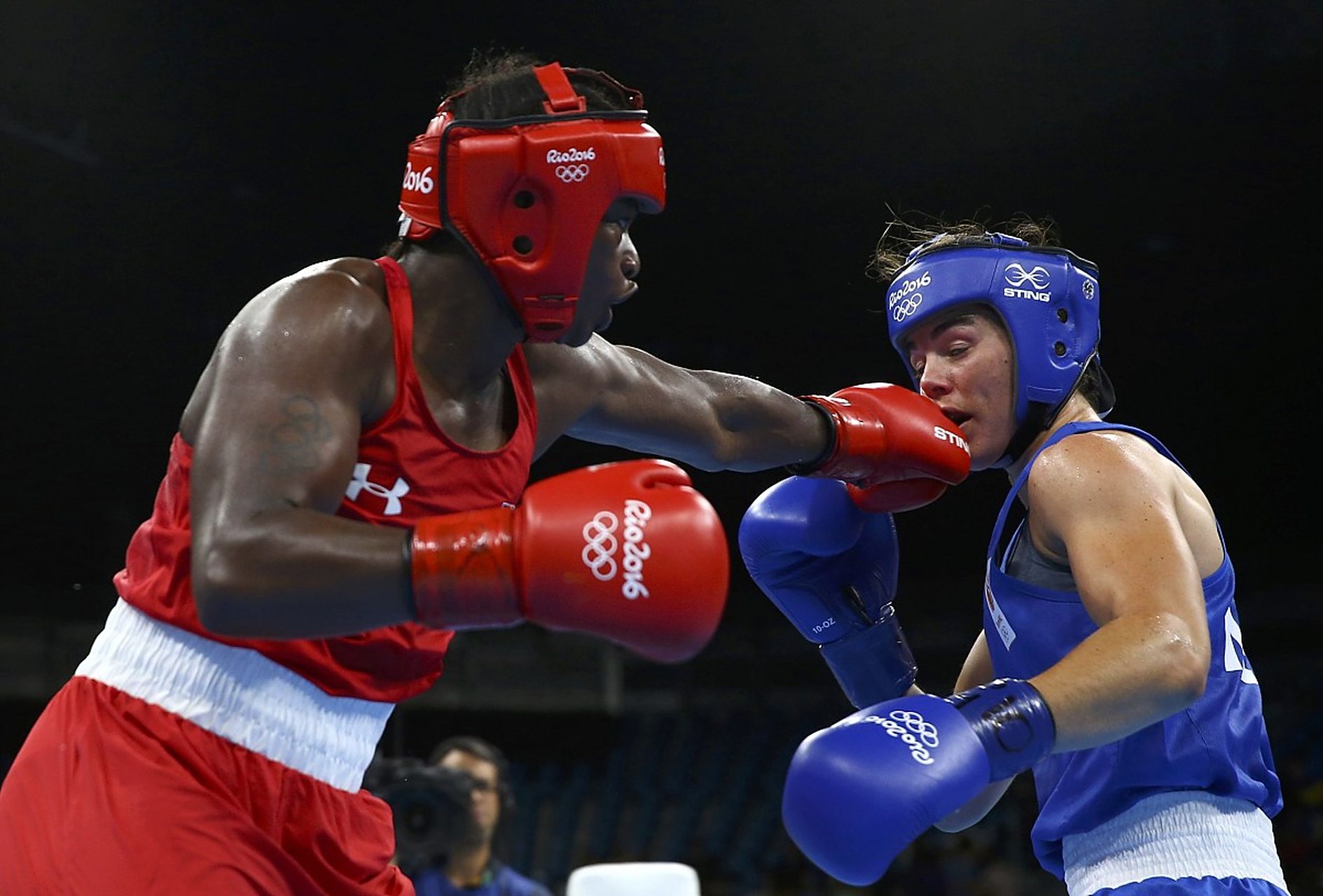 爱游戏官方入口-拳击擂台上的激烈较量，拳头如风快狠准的简单介绍