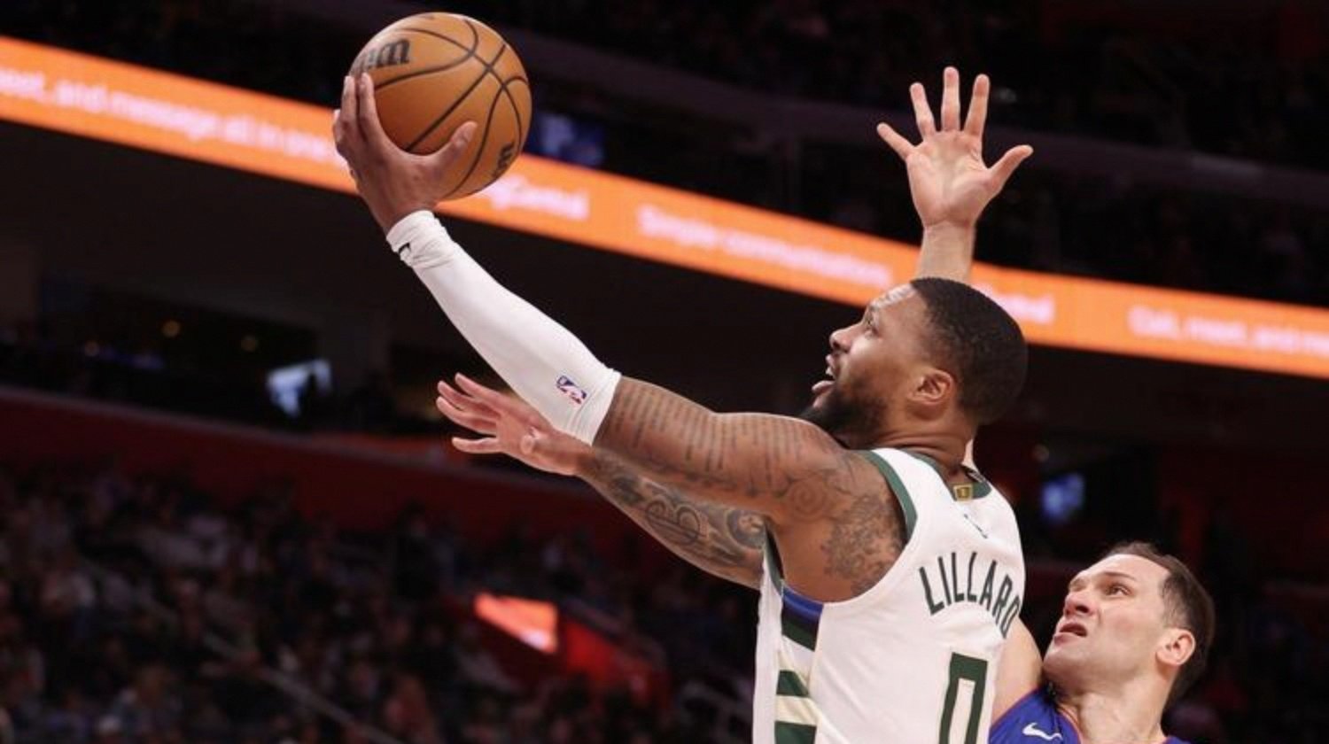 球场上的搏斗,篮球运动员们势均力敌 球场上的搏斗,篮球运动员们势均力敌