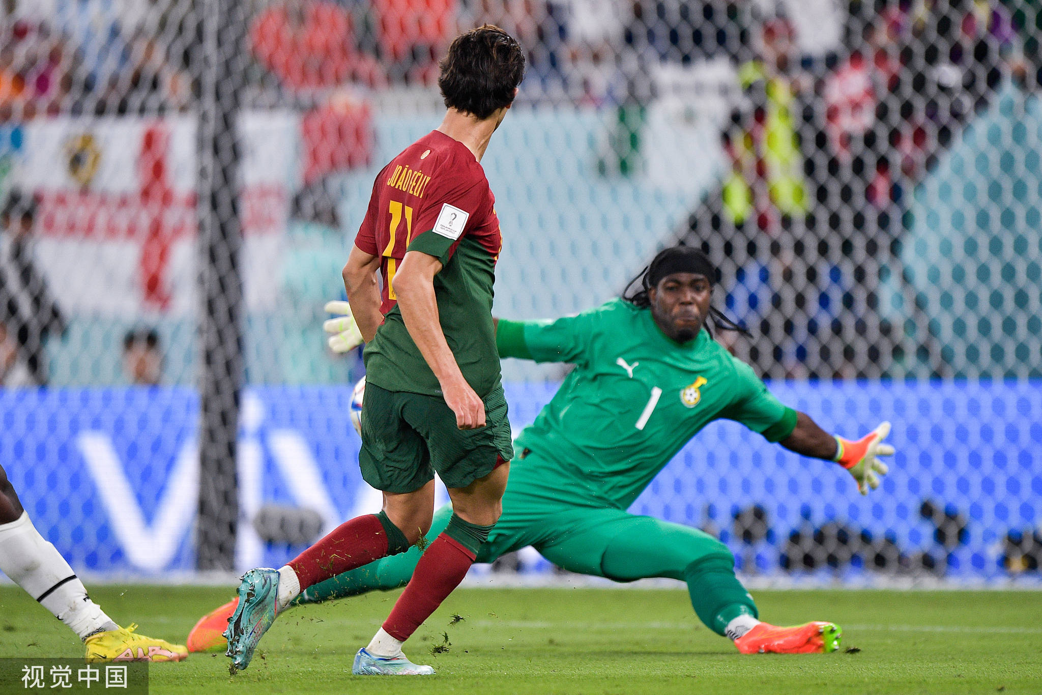 包含精彩进球瞬间：球员突破防线，射入球门的词条